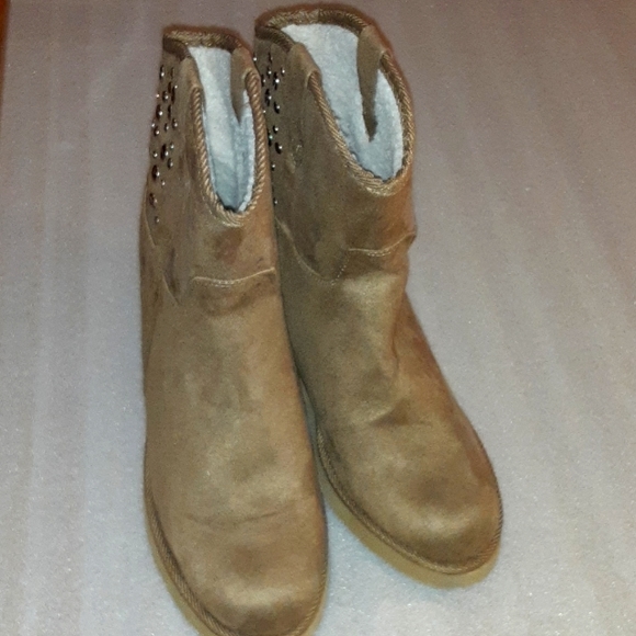 QUPID TAN ANKLE BOOTS WITH SILVER STUD IN SIZE 10 WITH FAUX FUR LINING - Picture 13 of 14